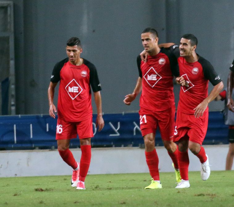 שחקני הפועל רעננה חוגגים את היתרון (אודי ציטיאט)