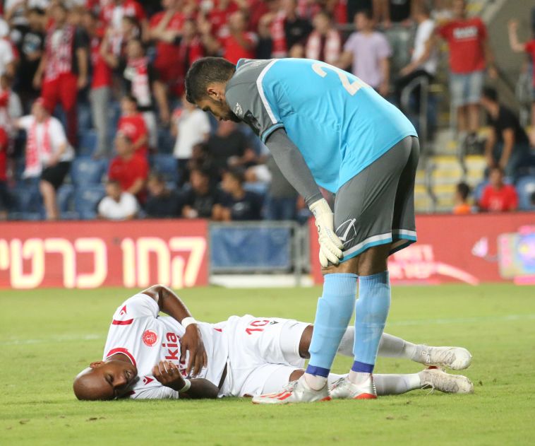 החלוץ שכב דקות רבות על כר הדשא (אודי ציטיאט)