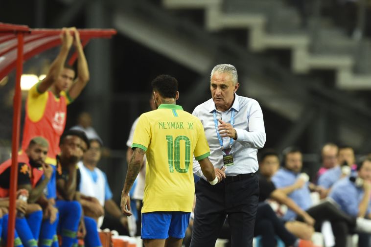 צ'יצ'י מנחם את ניימאר המתוסכל לאחר החילוף (ROSLAN RAHMAN/AFP via Getty Images)