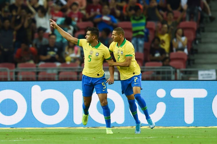 החזיר את ברזיל מפיגור. קאסמירו חוגג עם רישארליסון (ROSLAN RAHMAN/AFP via Getty Images)