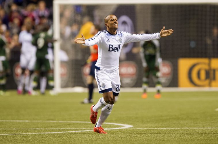 ארנשואו במדי ונקובר, בה פרש. 