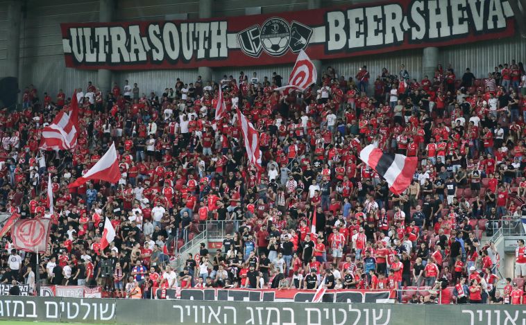 אוהדי הפועל באר שבע בטרנר. מחפשים ניצחון רביעי ברציפות של קבוצתם (דני מרון) אוהדי הפועל באר שבע בטרנר. מחפשים ניצחון רביעי ברציפות של קבוצתם (דני מרון)