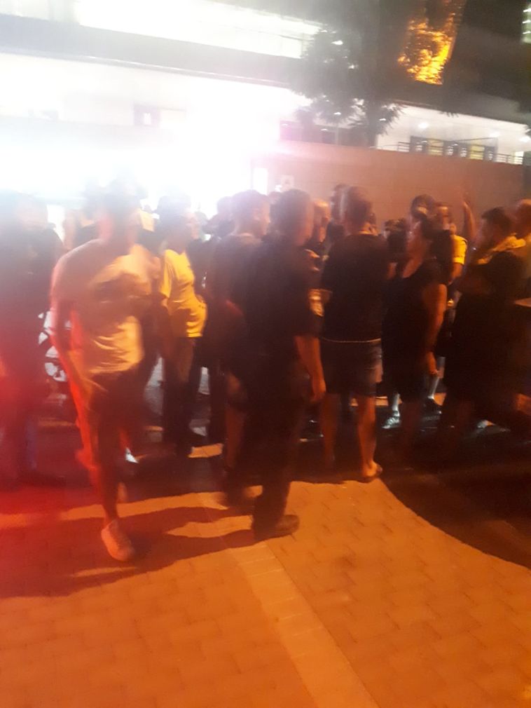 אוהדי נתניה עם אייל סגל. "לכולם פה אכפת מהקבוצה" (צילום: מסך) אוהדי נתניה עם אייל סגל. "לכולם פה אכפת מהקבוצה" (צילום: מסך)
