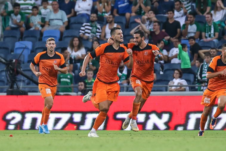 מתיאה ליואיץ' חוגג בסמי עופר. במועדון מרוצים מהקשר הסרבי (מאור אלקסלסי) מתיאה ליואיץ' חוגג בסמי עופר. במועדון מרוצים מהקשר הסרבי (מאור אלקסלסי)