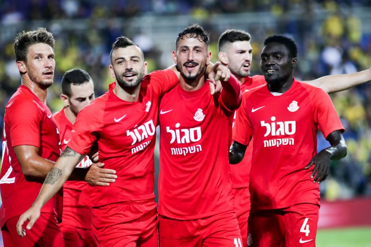 ניצחון ראשון אחרי חמישה מחזורים. שחקני אשדוד חוגגים (דני מרון)
