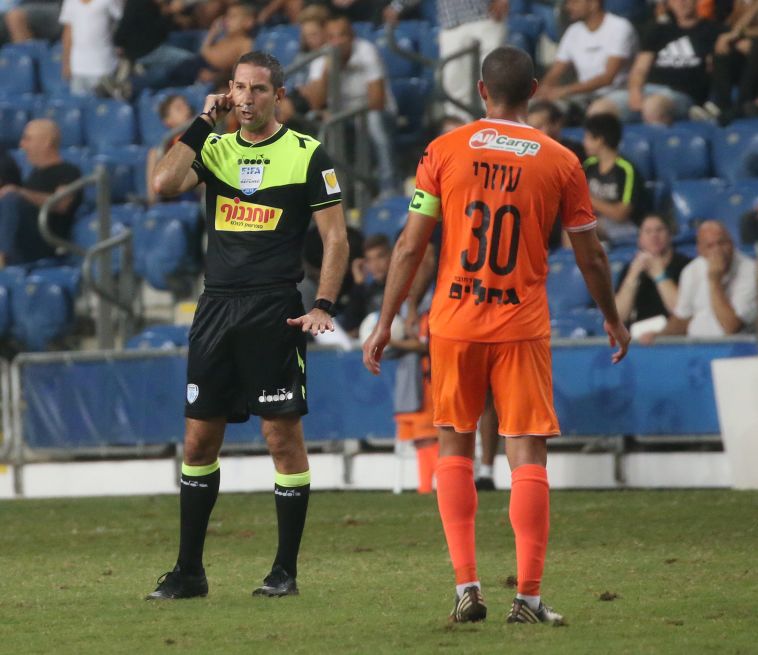 שמואלביץ' התייעץ הרבה עם שופטי הווידאו, אך לא העניק פנדל (אודי ציטיאט)