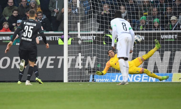 זומר עוצר את הבעיטה של קלאסן. שמר על שער נקי לראשונה אחרי שמונה משחקים (INA FASSBENDER/AFP via Getty Images)