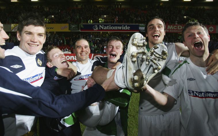 שחקני צפון אירלנד מרימים את הילי. זאת היתה המטרה של הנבחרת (Alex Livesey/Getty Images)