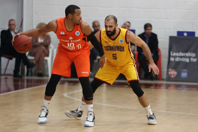קורי פישר. בין המצטיינים עם 14 נק' (אתר FIBA) קורי פישר. בין המצטיינים עם 14 נק' (אתר FIBA)