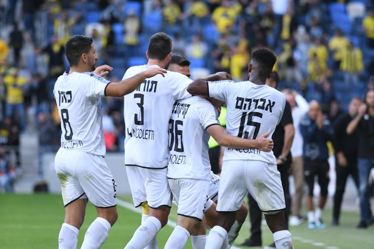 שחקני מכבי נתניה חוגגים. חזרה להיראות כמו בשנתיים האחרונות (עומרי שטיין) שחקני מכבי נתניה חוגגים. חזרה להיראות כמו בשנתיים האחרונות (עומרי שטיין)