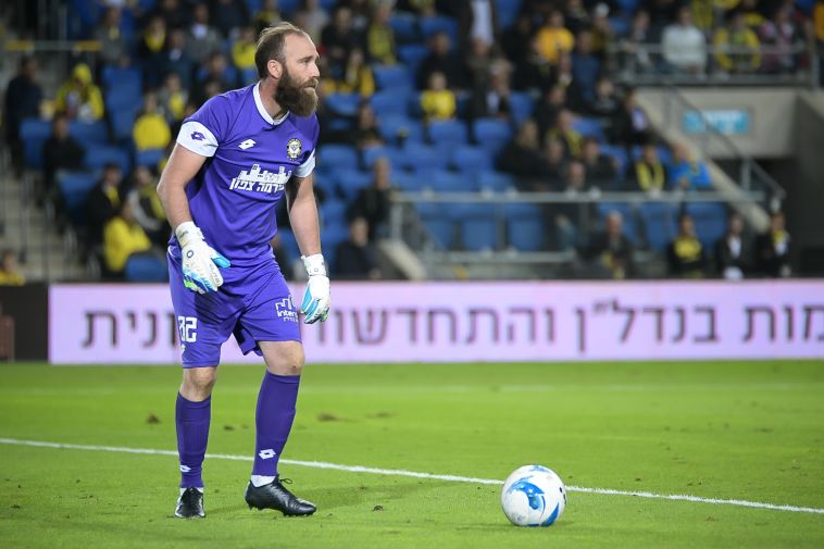 "אנחנו תכף ב-2020 והגיע הזמן שנתקדם". עמוס כועס (אריאל שלום)