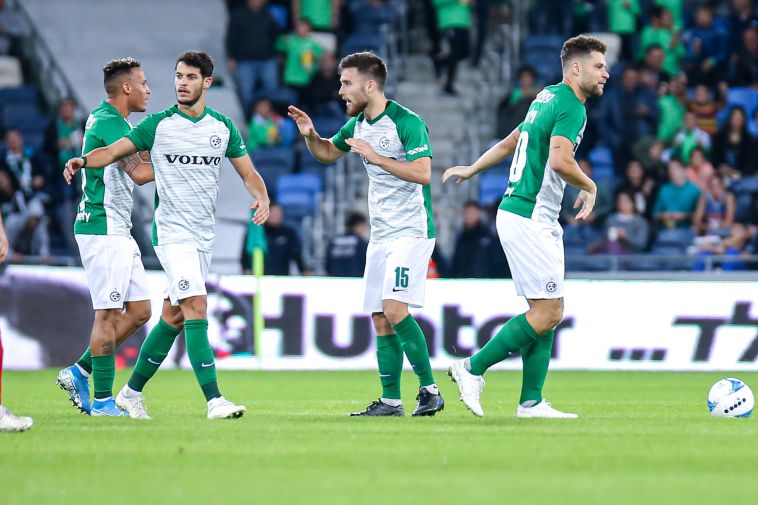 שחקני מכבי חיפה חוגגים. חומר אנושי צעיר (מאור אלקסלסי)