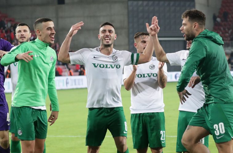 נטע לביא חוגג עם חבריו. "היום התלבש לי" (דני מרון) נטע לביא חוגג עם חבריו. "היום התלבש לי" (דני מרון)