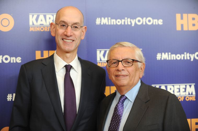 דיוויד סטרן עם הקומישינר הנוכחי, אדם סילבר (Brad Barket/Getty Images)