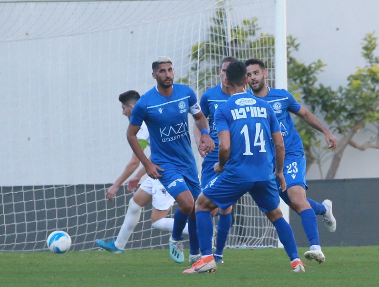 שחקני מכבי פתח תקווה חוגגים. 