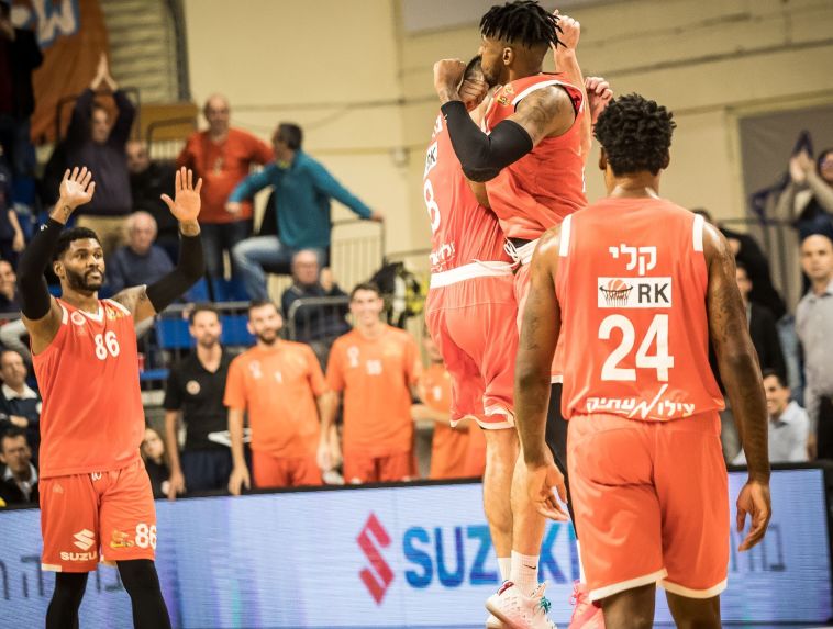 שחקני מכבי ראשון לציון חוגגים (עודד קרני)