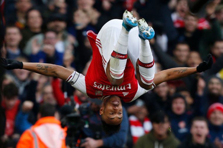 אובמיאנג חוגג עם הסלטה המפורסמת. שער 13 העונה בפרמיירליג (IAN KINGTON/AFP via Getty Images)