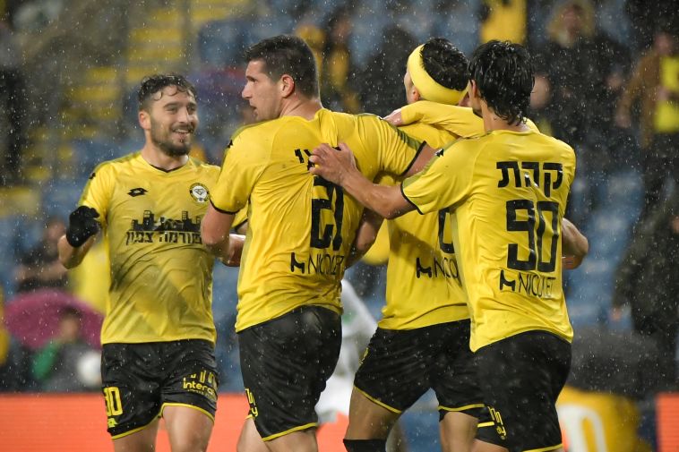 שחקני מכבי נתניה חוגגים. "לפעמים צריך לתת בראש לכמה שחקנים, זו הדינמיקה" (אריאל שלום) שחקני מכבי נתניה חוגגים. "לפעמים צריך לתת בראש לכמה שחקנים, זו הדינמיקה" (אריאל שלום)