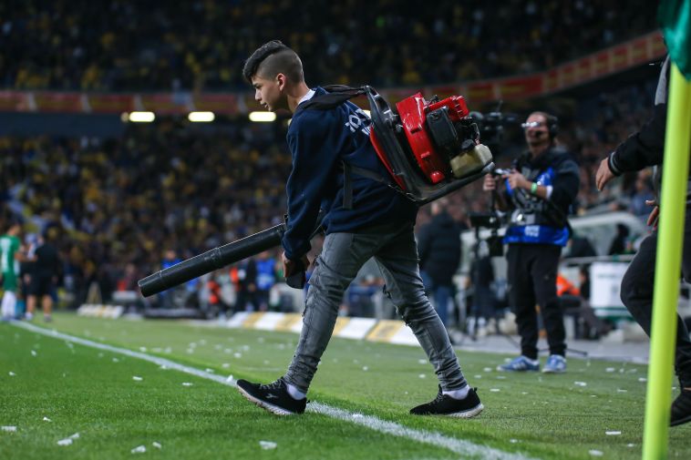 ניקוי הקונפטי. זה אצטדיון שרוצה לארח גמר ליגה אירופית (מאור אלקסלסי)