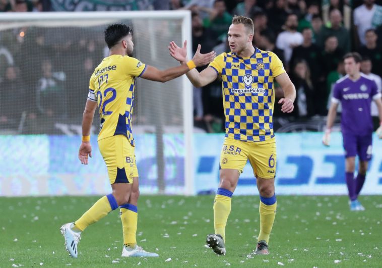 ריקן חוגג עם גלזר. מכבי ת