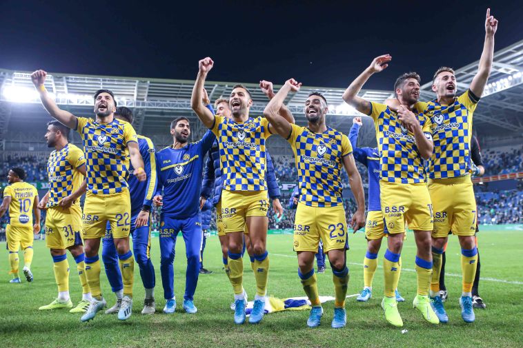 שחקני מכבי תל אביב חוגגים. 