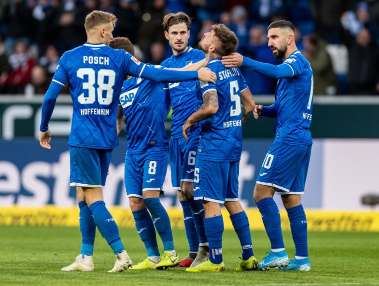 דאבור חוגג עם חבריו את שער השוויון (Alexander Scheuber/Bongarts/Getty Images)
