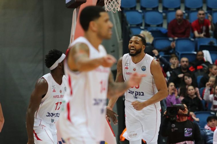 תומאס. היה בכל מקום ברבע השלישי (FIBA)