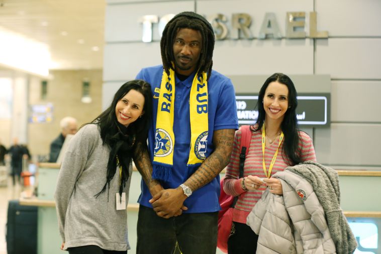 המעריצות לא פספסו הזדמנות להצטלם עם "סטאט" (אודי ציטיאט)