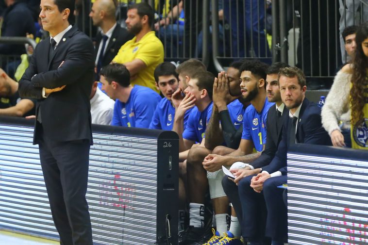 סטודמאייר נסער על הספסל במהלך הדרבי (לירון מולדובן)