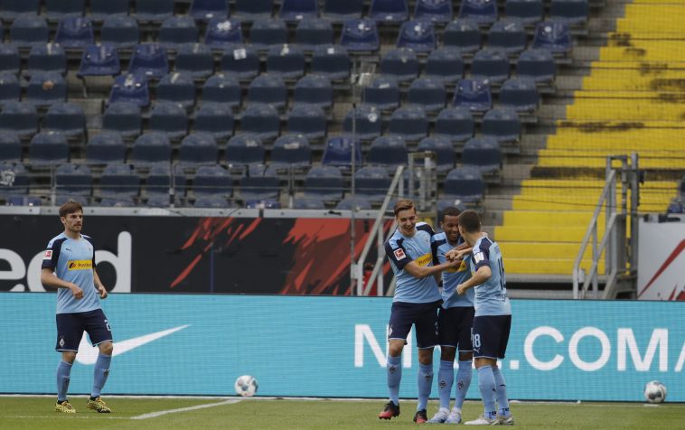 שחקני גלדבאך חוגגים את השער של פלאה (Michael Probst/Pool via Getty Images)