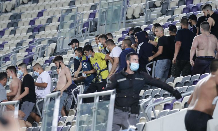 גם לתוך האצטדיון הקהל הצליח להגיע (דני מרון)