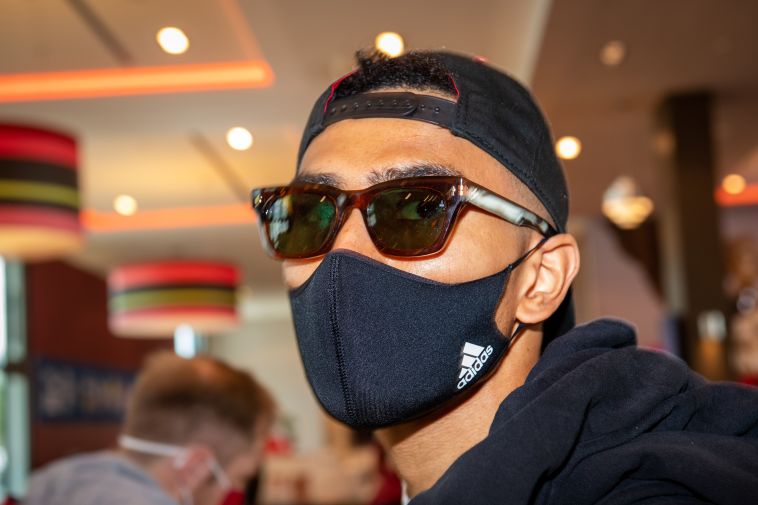 כוכב באיירן מינכן מאודו לו, בהגעה לבית המלון (Pool/Tilo Wiedensohler/camera4/BBL/Pool via Getty Images)