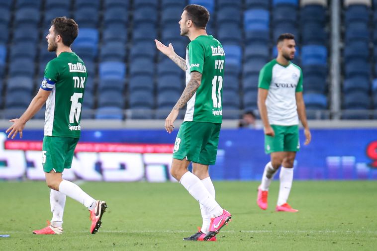 שחקני מכבי חיפה באים בטענות על השריקה לפנדל בסיום (מאור אלקסלסי)