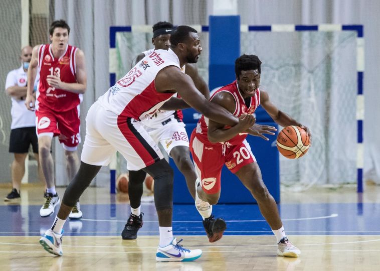 המילטון שומר על אגאדה. אחרי עבירת המשמעת, הוא חזר לעסוק בכדורסל (עודד קרני, מנהלת הליגה)