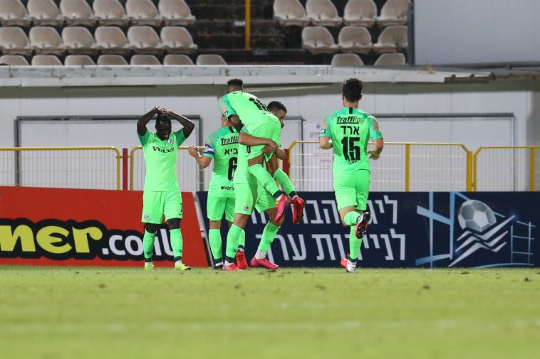 הירוקים צחקו אחרונים. שחקני מכבי חיפה חוגגים (לירון מולדובן)