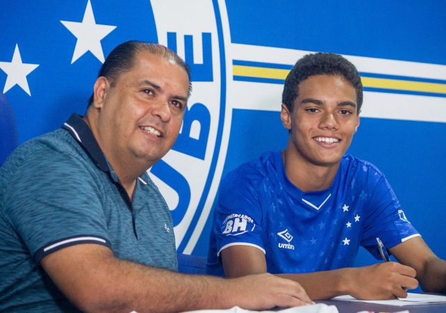 הילד בן ה-14 של רונאלדיניו חתם על חוזה ענק בקרוזיירו