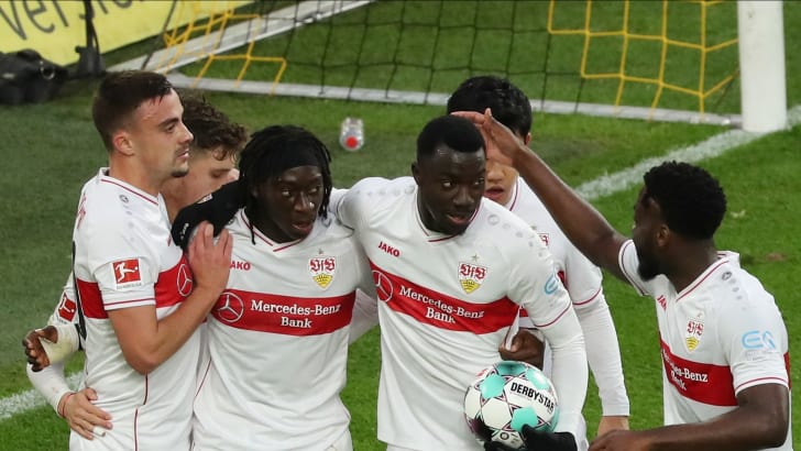 סילאס וומאנגיטוקה שחקן שטוטגרט חוגג עם חבריו