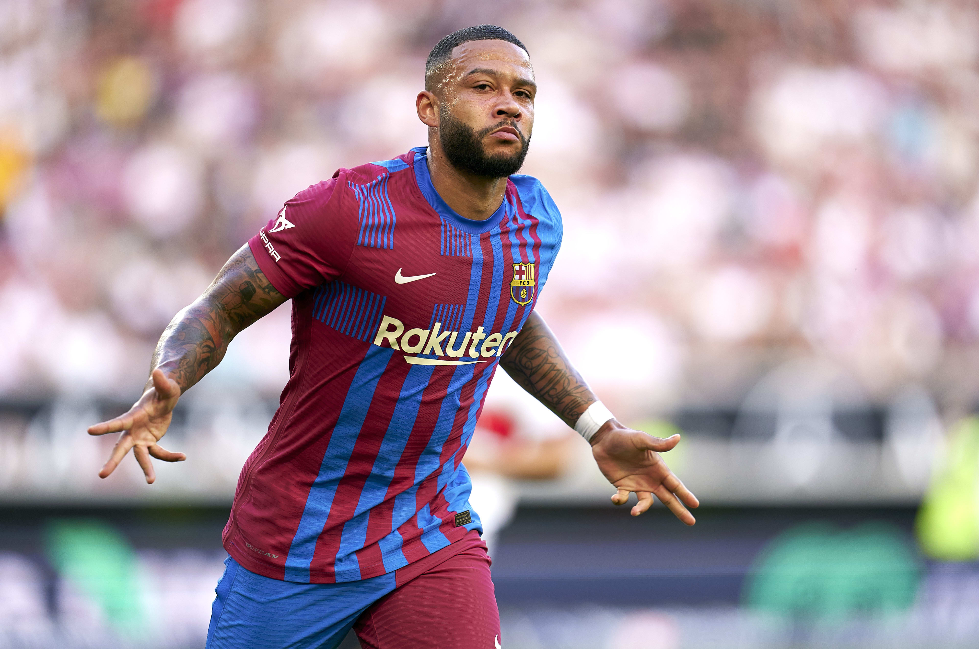 ממפיס דפאי שחקן ברצלונה חוגג שער