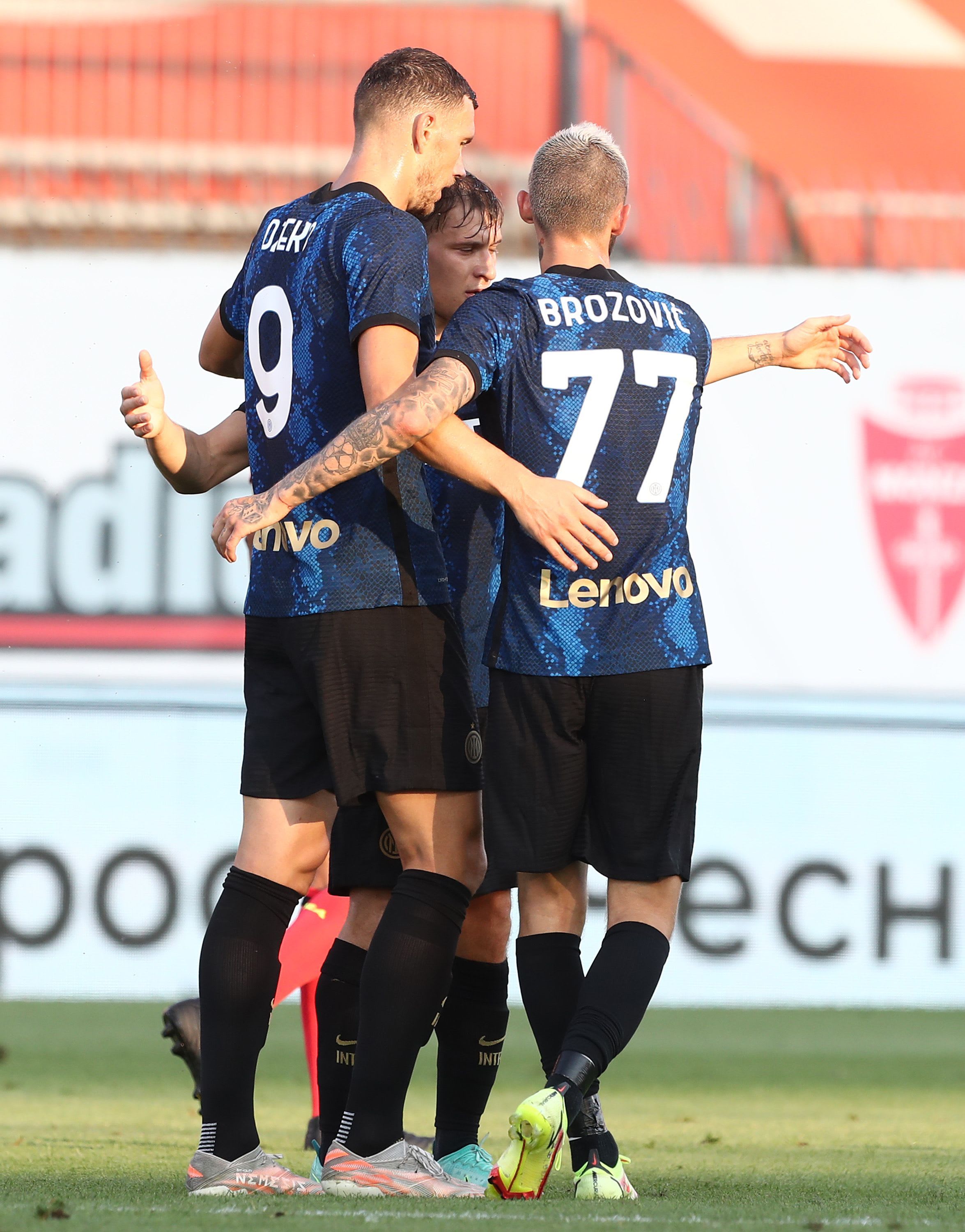 שחקני אינטר חוגגים עם אדין דז'קו