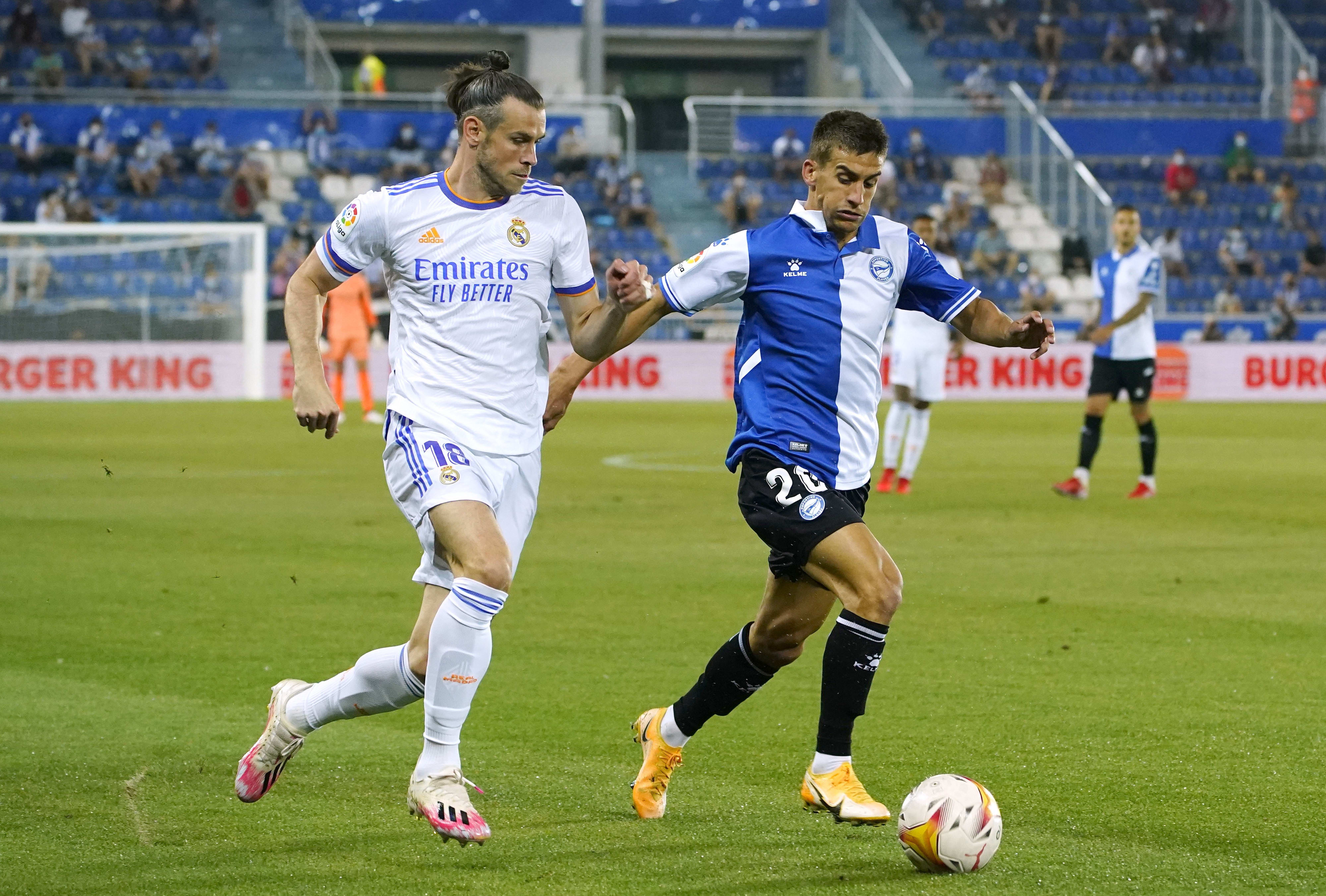 שחקן ריאל מדריד גארת' בייל מול שחקן אלאבס פרה פונס