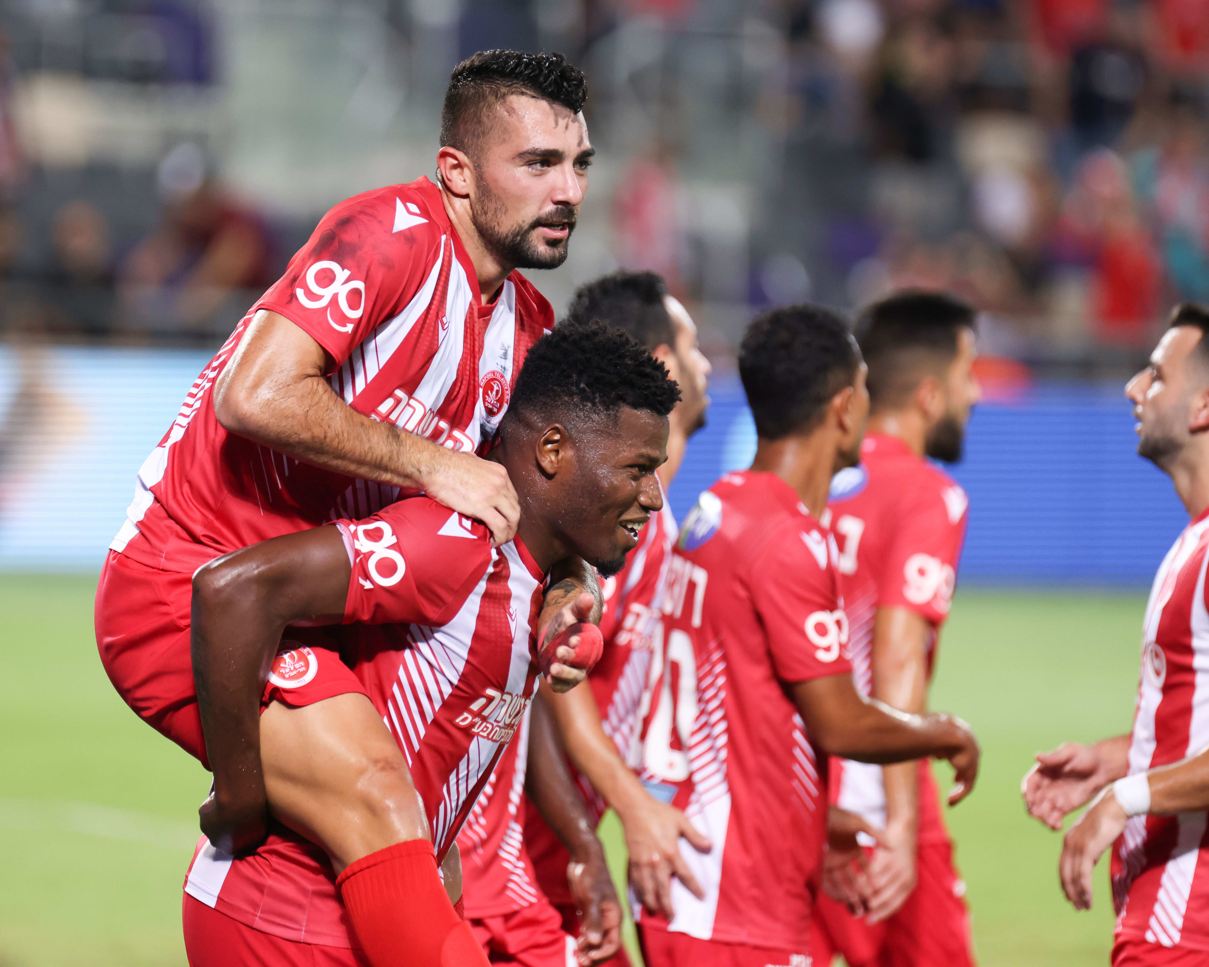 שי אליאס שחקן הפועל תל אביב חוגג מעל לוסיו