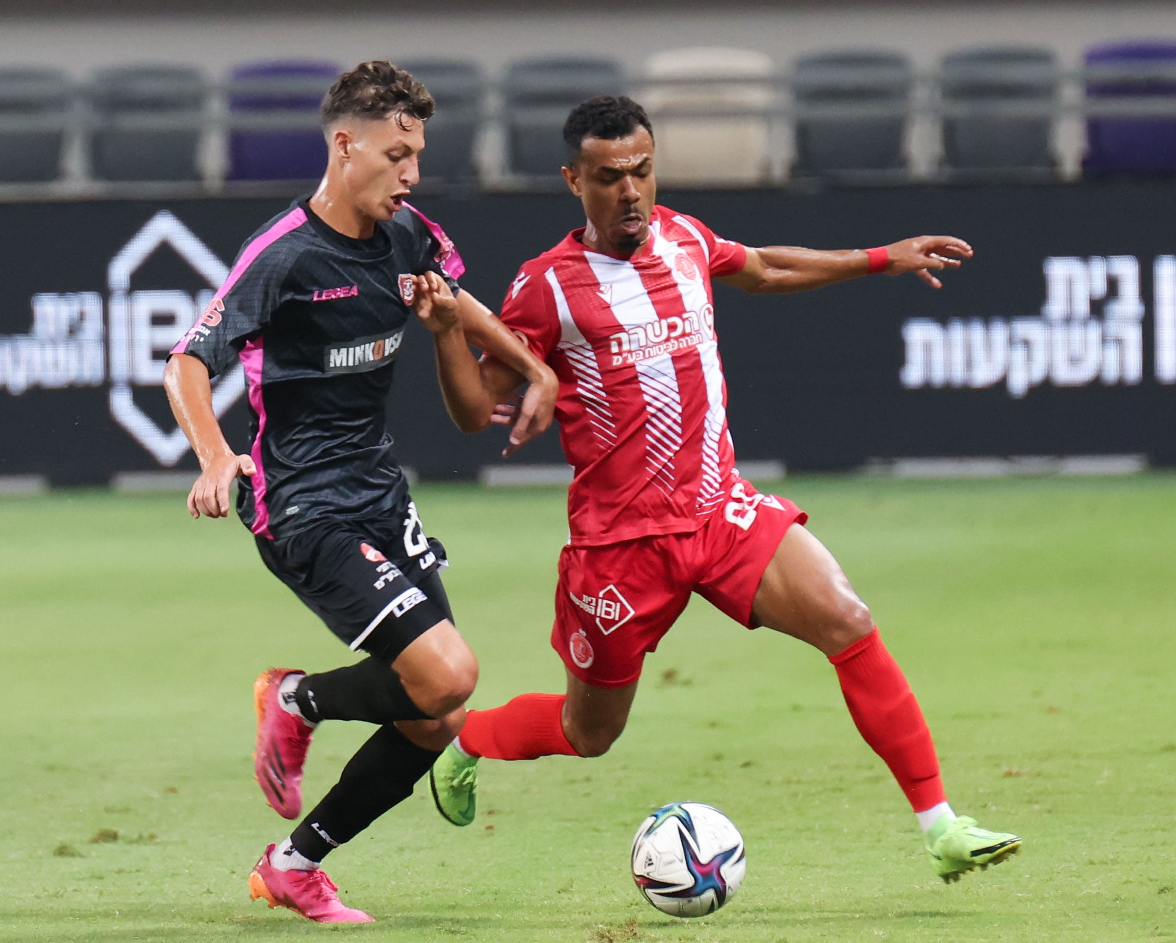 פארליי רוזה שחקן הפועל תל אביב מול אחמד סלמן שחקן הפועל ירושלים