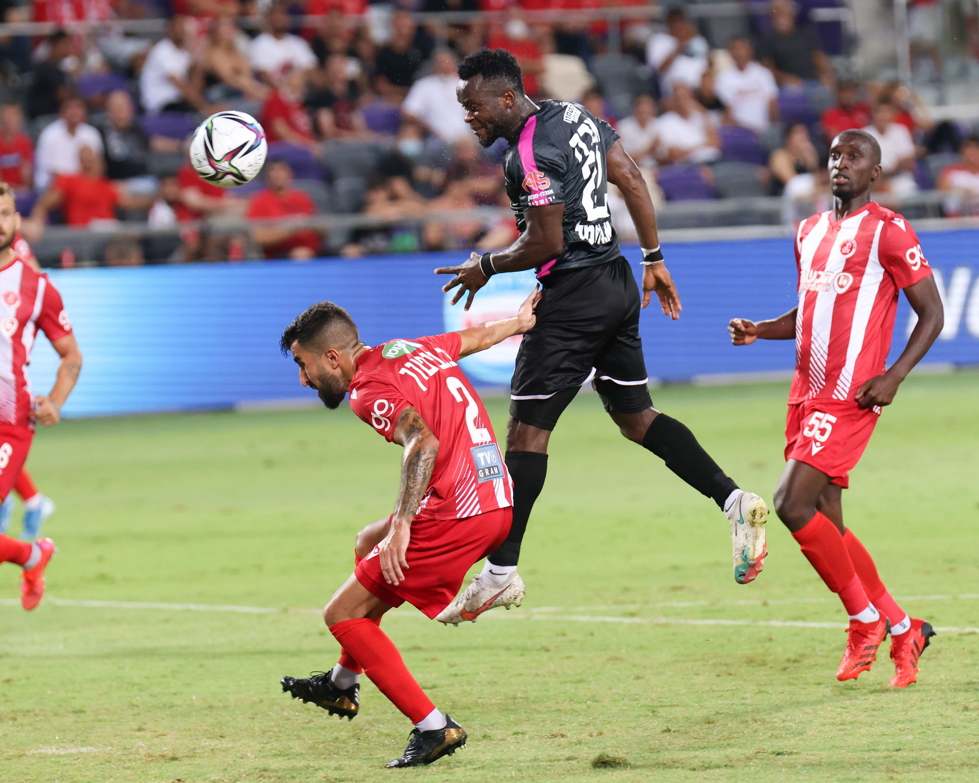 וויליאם אגאדה שחקן הפועל ירושלים נוגח מעל בן ביטון שחקן הפועל תל אביב