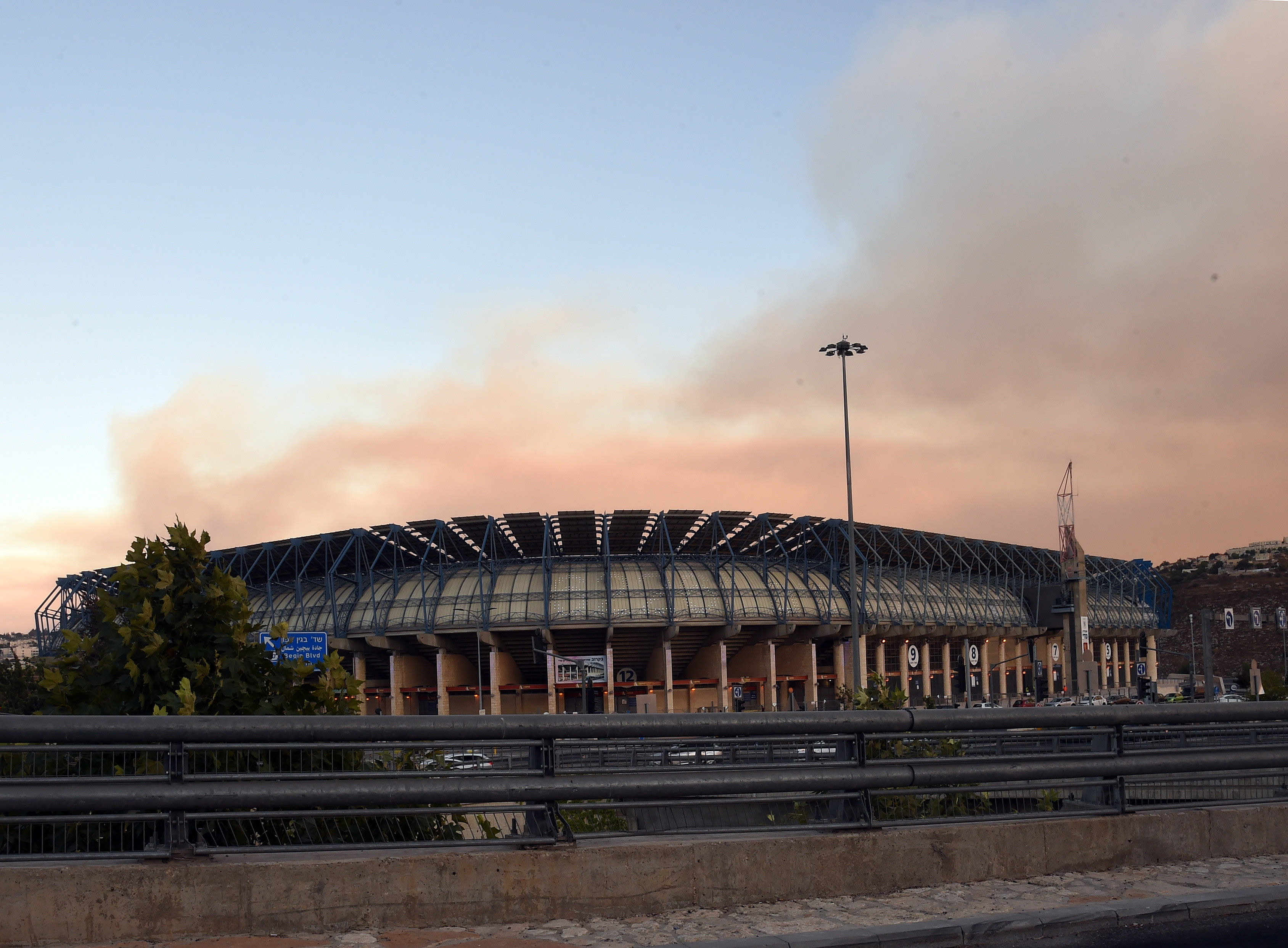 עשן השריפות מעל אצטדיון טדי