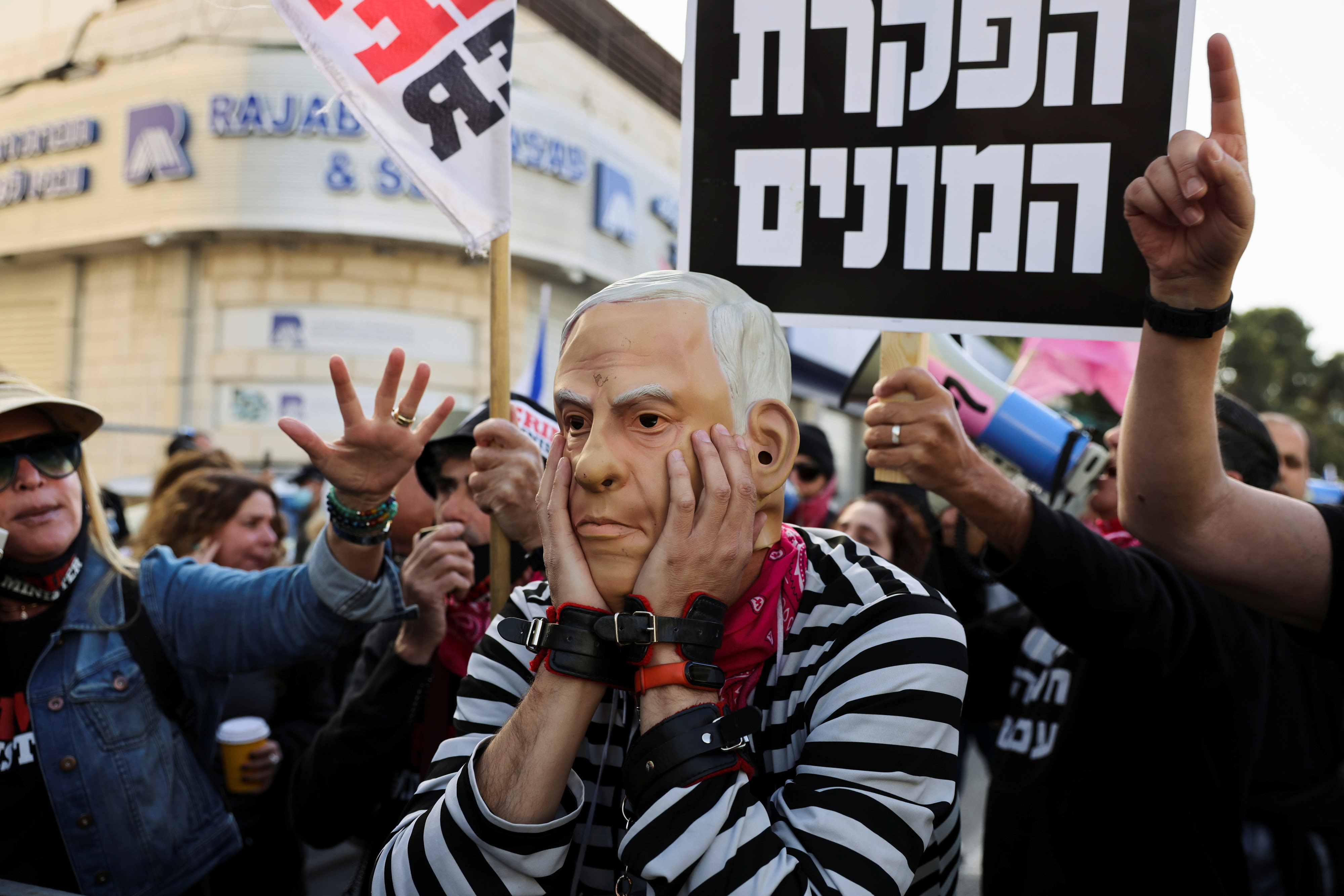 משפט נתניהו | הפגנת הדגלים השחורים מחוץ לבית המשפט המחוזי בירושלים 5 באפריל 2021