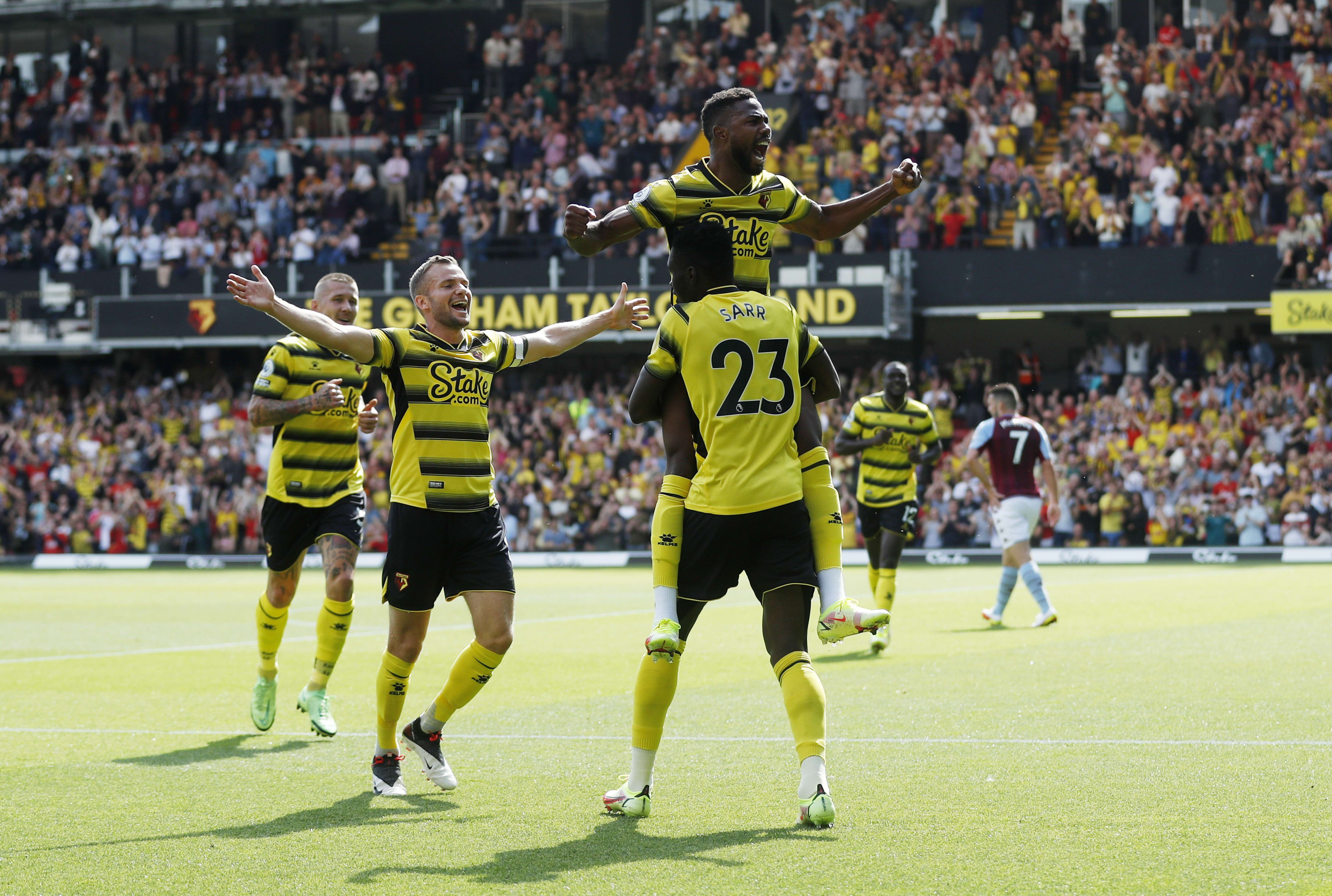 שחקני ווטפורד חוגגים עם עמנואל דניס