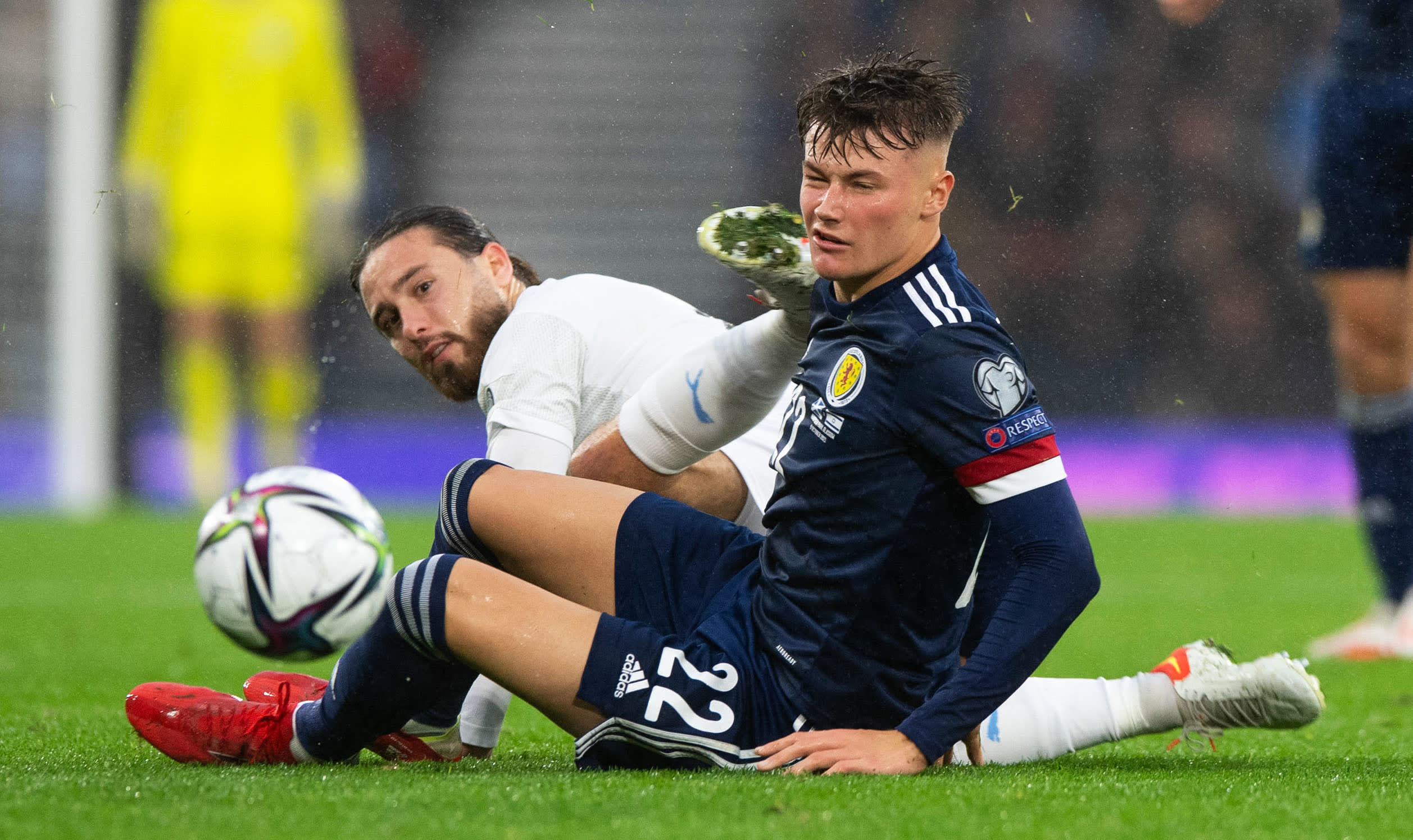 שחקן נבחרת ישראל עופרי ארד, מול ניית'ן פטרסון, נבחרת סקוטלנד