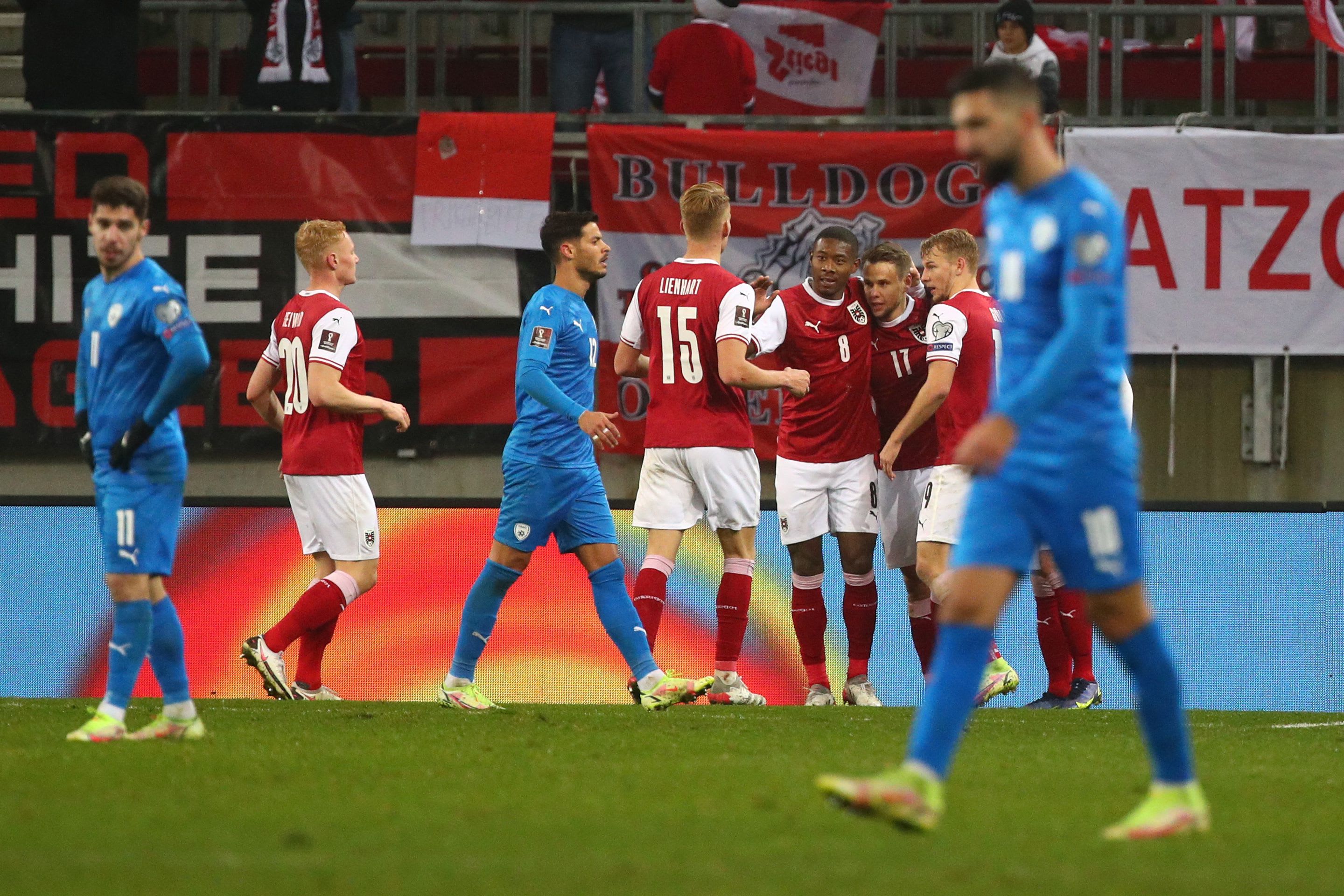 שחקני נבחרת ישראל מונס דאבור, מנור סולומון, סאן מנחם מאוכזבים אחרי שער של שחקן נבחרת אוסטריה לואיס שאוב