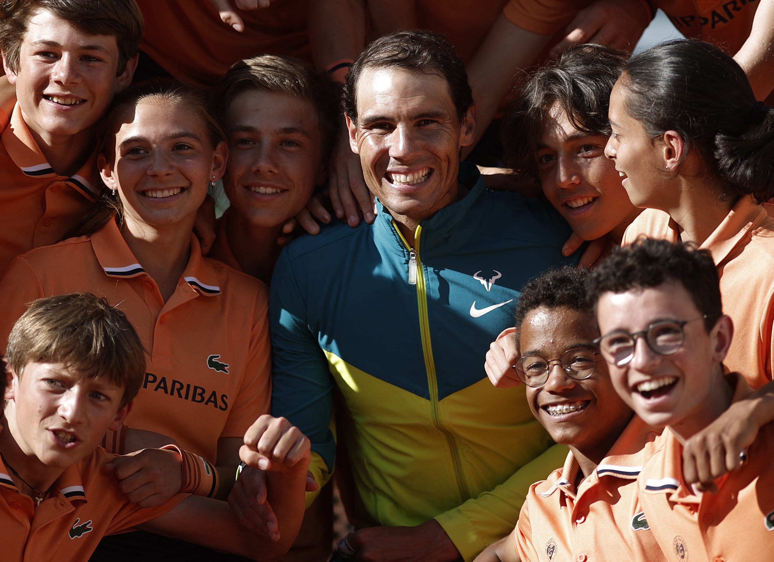 רפאל נדאל טניסאי ספרדי עם מביאי הכדורים בטורניר רולאן גארוס