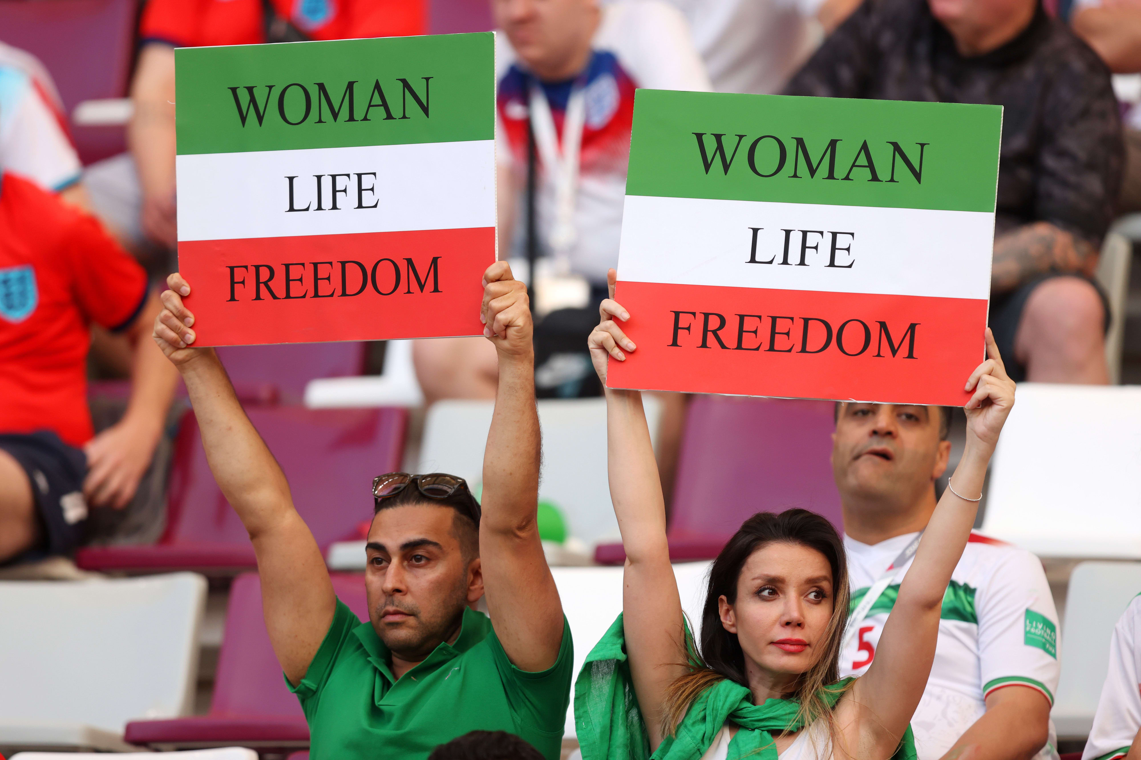 אוהדי נבחרת איראן מוחים נגד המשטר